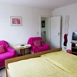 Marie's Tranquil Terrace Apartments: Lakeside Retreat With Parking Apartment Waren (Mueritz)