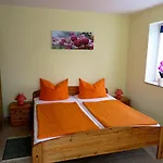 Marie Mit Terrassen, Inclusive Park- Und Stellplätze Am Haus, Müritz-strand Nur 700m, Altstadt 10min, Ruhige Lage,