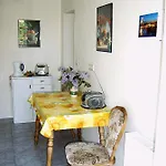 Marie Mit Terrassen, Inclusive Park- Und Stellplätze Am Haus, Müritz-strand Nur 700m, Altstadt 10min, Ruhige Lage,