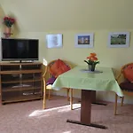 Marie Mit Terrassen, Inclusive Park- Und Stellplätze Am Haus, Müritz-strand Nur 700m, Altstadt 10min, Ruhige Lage, Apartment *