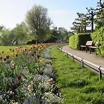Marie Mit Terrassen, Inclusive Park- Und Stellplätze Am Haus, Müritz-strand Nur 700m, Altstadt 10min, Ruhige Lage, Apartment