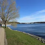 Marie's Tranquil Terrace Apartments: Lakeside Retreat With Parking Waren (Mueritz)
