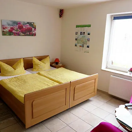 Marie Mit Terrassen, Inclusive Park- Und Stellplätze Am Haus, Müritz-strand Nur 700m, Altstadt 10min, Ruhige Lage, Apartamento *