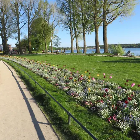 Marie Mit Terrassen, Inclusive Park- Und Stellplätze Am Haus, Müritz-strand Nur 700m, Altstadt 10min, Ruhige Lage, Apartamento *