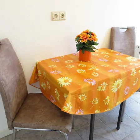 Marie Mit Terrassen, Inclusive Park- Und Stellplätze Am Haus, Müritz-strand Nur 700m, Altstadt 10min, Ruhige Lage,