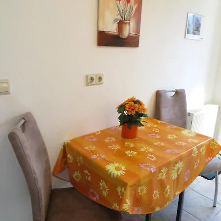Marie Mit Terrassen, Inclusive Park- Und Stellplätze Am Haus, Müritz-strand Nur 700m, Altstadt 10min, Ruhige Lage,